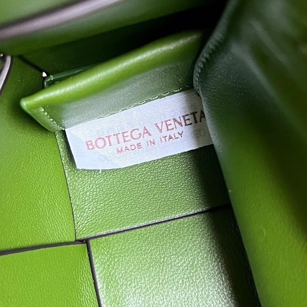 Batch 1520 B Home 708768 New version of CASSETTE two-color design with silver buckle hardware triangle buckle. It is really amazing. The two-color urban leather (Urban leather) leather is stiff and fashionable. The lining of the bag is made of suede leather technology to form a style contrast with the outside. There is no collision, classic weaving, low-key luxury, but there are surprises inside. Simple and easy to match, suitable for any outfit. The same size for men and women. size：23x15x5
